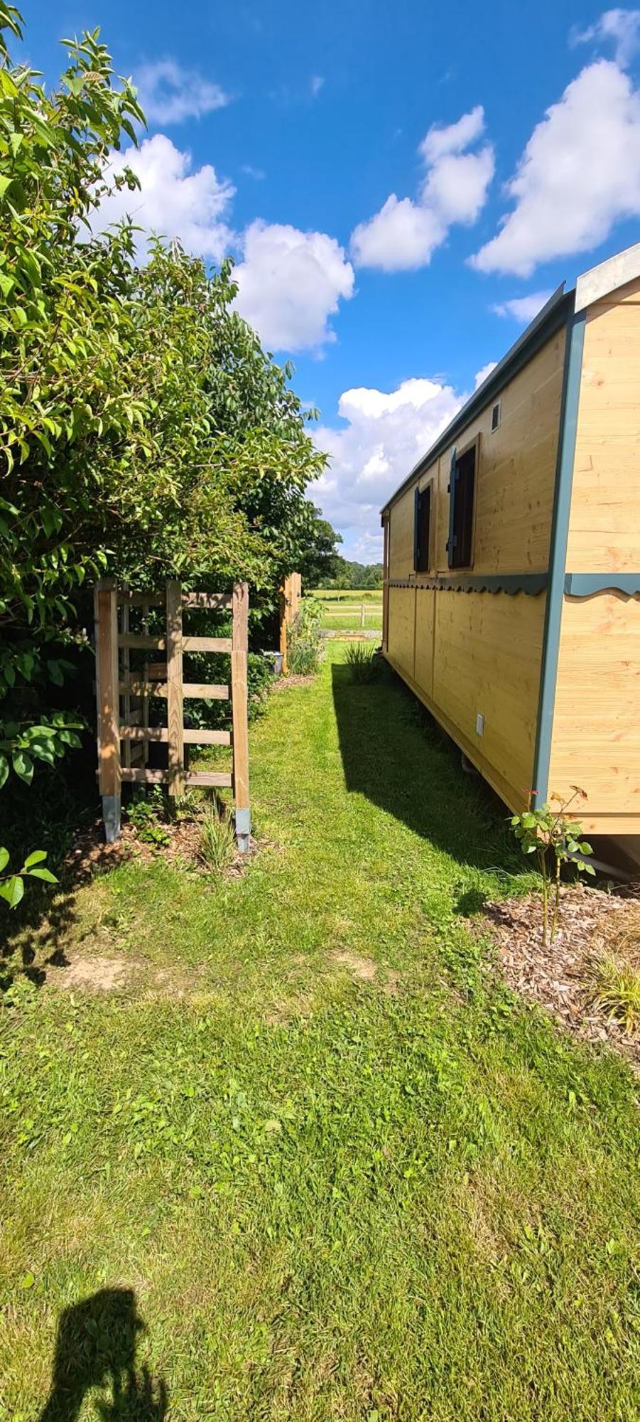 Roulotte A La Ferme Buissonniere Villa La Lande-de-Louge Buitenkant foto